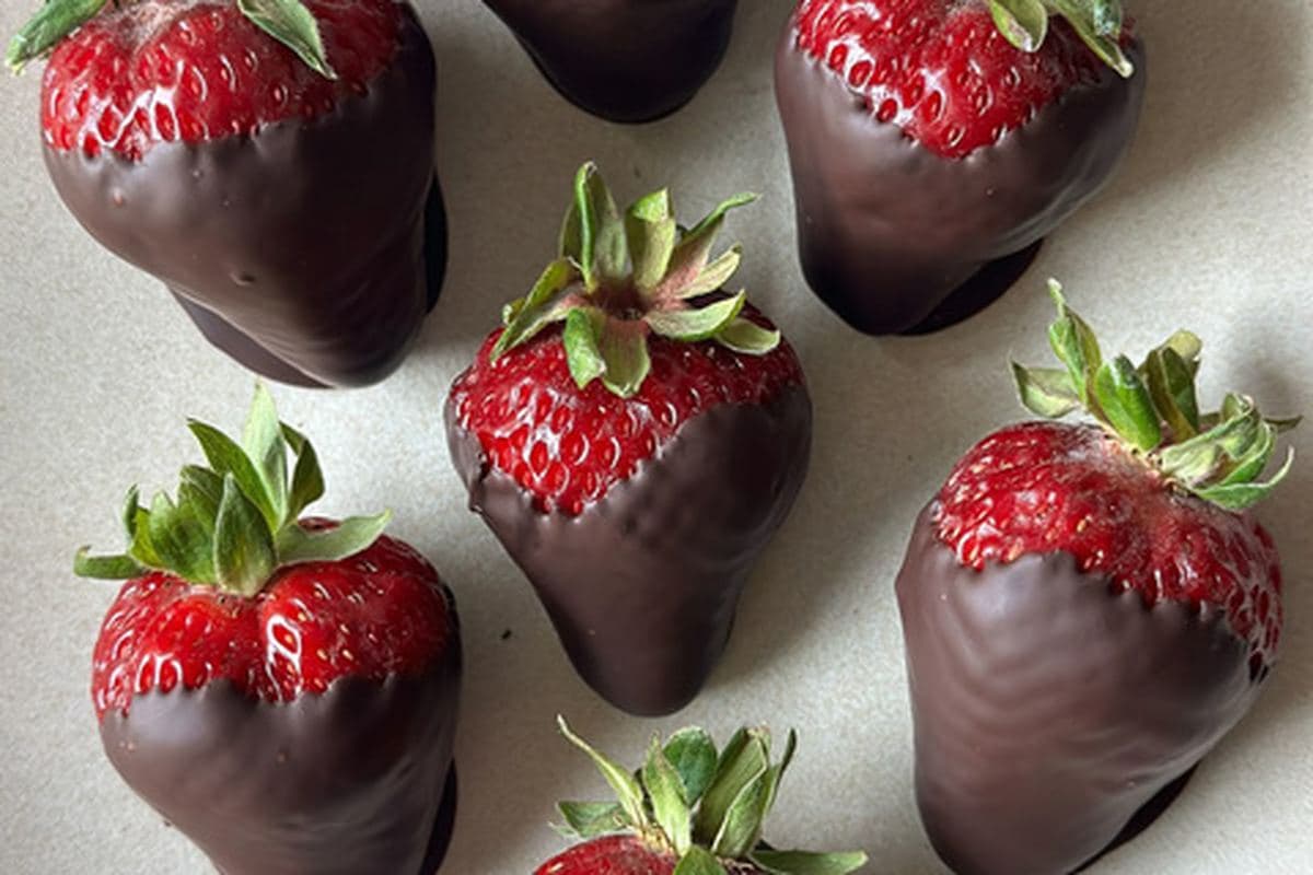 Dark Chocolate-Dipped Strawberries