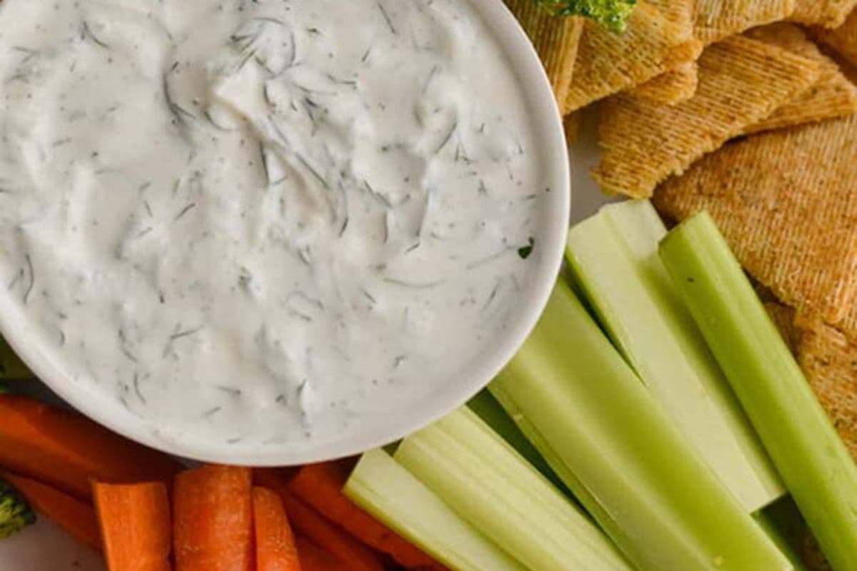 Carrot Sticks With Spicy Greek Yogurt Dip